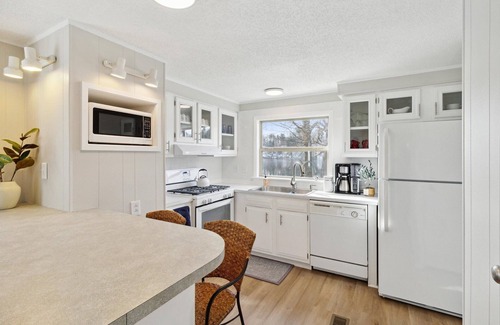 Newaygo Casa | Relaxing Croton lake cottage w/ hot tub
