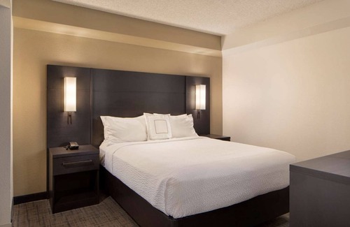 Raisin Hotel | Relaxing Fresno Getaway: 3 Peaceful Rooms with Complimentary Breakfast | Pool