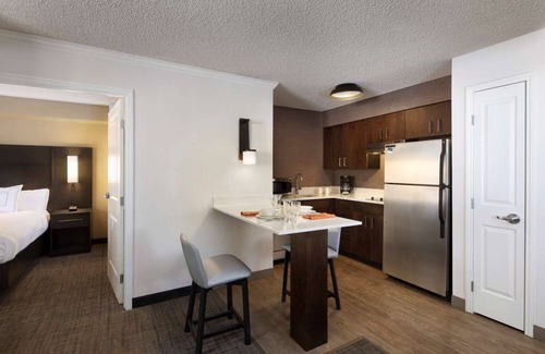 Raisin Hotel | Relaxing Fresno Getaway: 3 Peaceful Rooms with Complimentary Breakfast | Pool