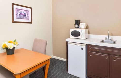Solvang Hotel | Relaxing Getaway! Lounge by the Pool, Enjoy Continental Breakfast and Parking!