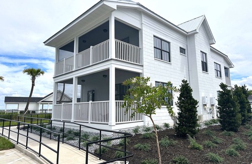 Lake Alfred Cabaña | Relaxing Getaway on the Lake at Adams Estate