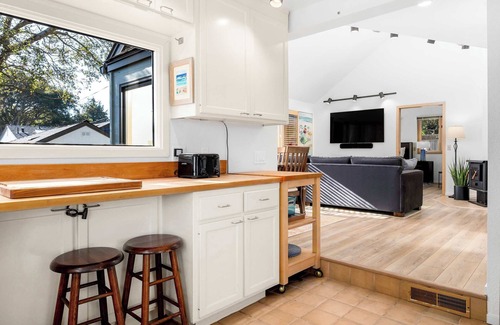 Eastside Santa Cruz Casa | Relaxing Getaway Overlooking Schwan Lagoon
