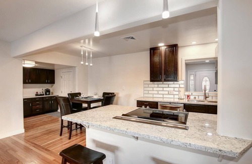 Citrus Heights Casa | Escapada familiar y relajante con piscina, bar al aire libre y sala de juegos con mesa de billar.