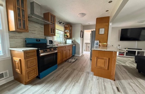 Church Street Casa | Updated Riverdale Gem Outdoor Firepit, Back Deck, Play room, Close to Airport