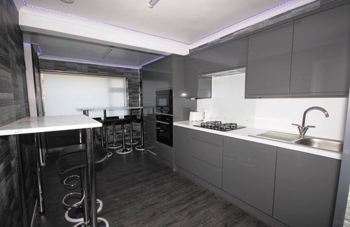 Woodingdean Casa | Relaxing Getaway With Hot Tub & Sauna Sleeps 6