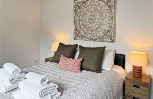 Woodingdean Casa | Relaxing Getaway With Hot Tub Sauna Sleeps 6