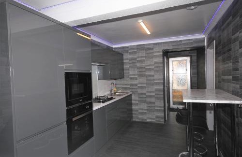 Woodingdean Casa | Relaxing Getaway With Hot Tub Sauna Sleeps 6