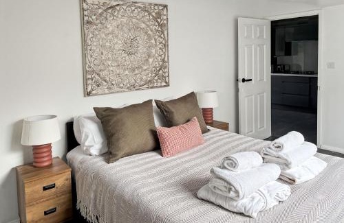 Woodingdean Casa | Relaxing Getaway With Hot Tub Sauna Sleeps 6