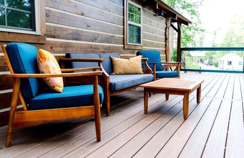 Lupton City Casa | Relaxing Getaways to Chattanooga, Tennessee, in this Colorful Pet-Friendly Cabin