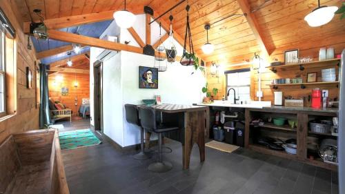 Lupton City Casa | Relaxing Getaways to Chattanooga, Tennessee, in this Colorful Pet-Friendly Cabin