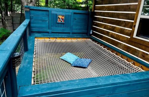 Lupton City Casa | Relaxing Getaways to Chattanooga, Tennessee, in this Colorful Pet-Friendly Cabin