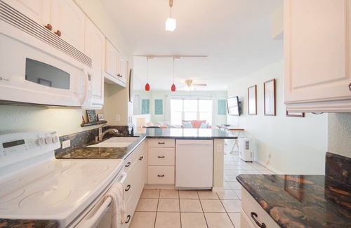 South Padre Island Condominio | Relaxing , Great Location, 3 Minute Walk To The Beach 2 Bedroom Condo by RedAwning