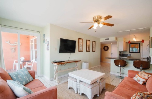 South Padre Island Condominio | Relaxing , Great Location, 3 Minute Walk To The Beach 2 Bedroom Condo by RedAwning