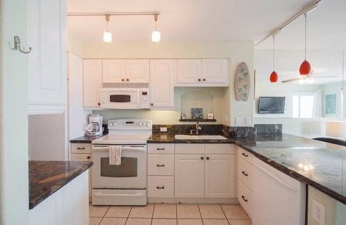 South Padre Island Condominio | Relaxing , Great Location, 3 Minute Walk To The Beach 2 Bedroom Condo by RedAwning
