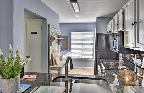Oceanmarsh Subdivision Condominio | Relaxing Harbor Island Condo: Walk to the Beach!