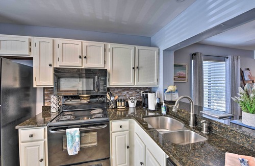 Oceanmarsh Subdivision Condominio | Relaxing Harbor Island Condo: Walk to the Beach!