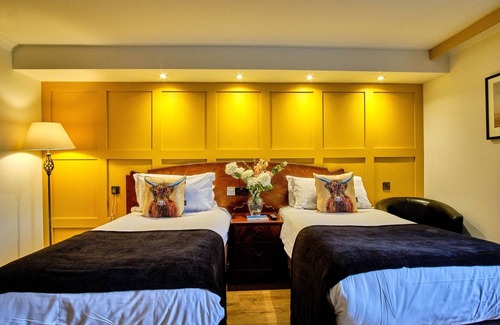 Tyndrum Hotel | Relaxing Highland Getaway + Breakfast, Pool Table, Table Tennis & Nature Walks
