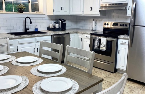 Summerlee Casa | Relaxing Home w/ Private Pool near NRG National Park ☀️🏖 (Family/pet Friendly)
