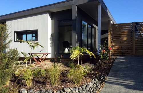 Russell Casa | Relaxing home with views over Matauwhi Bay and an easy walk to Russell township