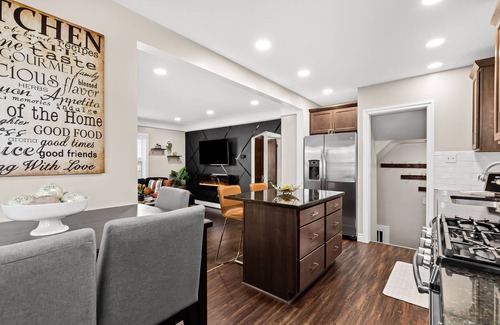 Ferndale Casa | Relaxing~ Hot Tub ~ Hideout with Home Theatre ~ Arcade games ~ & Pool Table!!