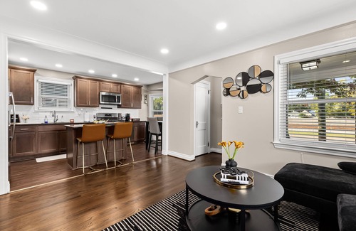 Ferndale Casa | Relaxing~ Hot Tub ~ Hideout with Home Theatre ~ Arcade games ~ & Pool Table!!