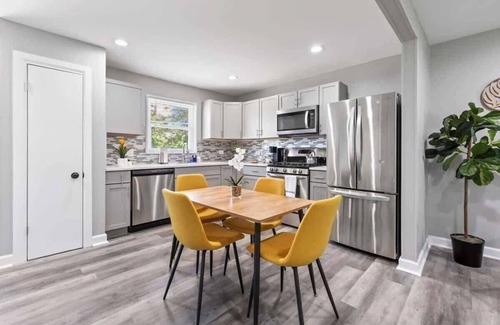 Lake Zurich Casa | Relaxing Lake Zurich 3BR + Patio | LCP Collection