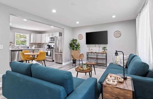 Lake Zurich Casa | Relaxing Lake Zurich 3BR + Patio | LCP Collection