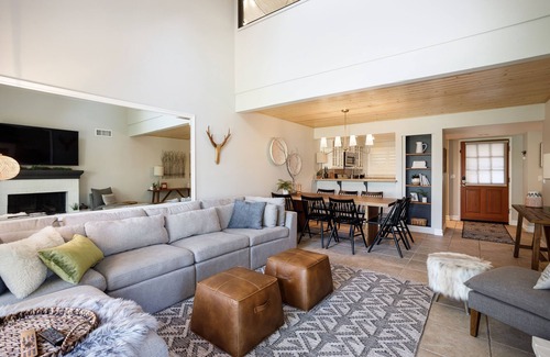 Lake Arrowhead Condominio | Relaxing LakeView Condo w/ shared pool/hot tub. Walk to Village