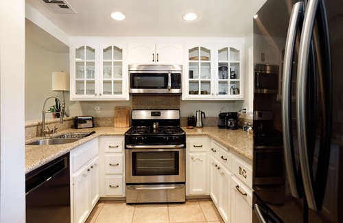 Lake Arrowhead Condominio | Relaxing LakeView Condo w/ shared pool/hot tub. Walk to Village