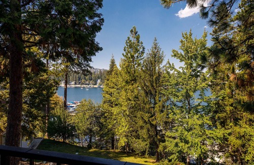 Lake Arrowhead Condominio | Relaxing LakeView Condo w/ shared pool/hot tub. Walk to Village