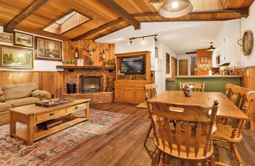 Summit Estates Cabina | * RETIRO AMUEBLADO DE BEAR MTN ~ Jacuzzi privado ~ Mascotas ~