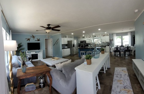 Huntsville Cabaña | Relaxing newly-renovated 3/2 lakeside retreat with private dock