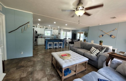 Huntsville Cabaña | Relaxing newly-renovated 3/2 lakeside retreat with private dock