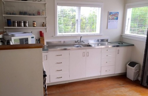 Waikanae Casa | Relajante Olde Beach Holiday Bach