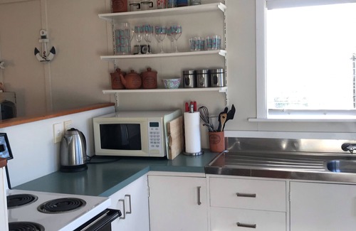 Waikanae Casa | Relajante Olde Beach Holiday Bach