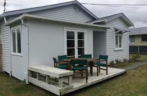 Waikanae Casa | Relajante Olde Beach Holiday Bach