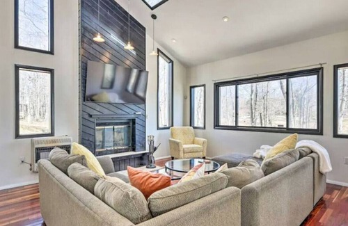 Tobyhanna Casa | Relaxing Poconos Retreat with Fireplace