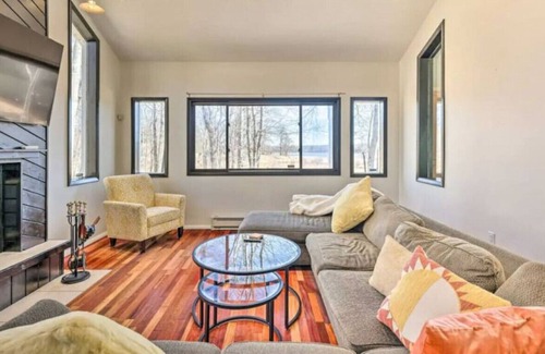 Tobyhanna Casa | Relaxing Poconos Retreat with Fireplace