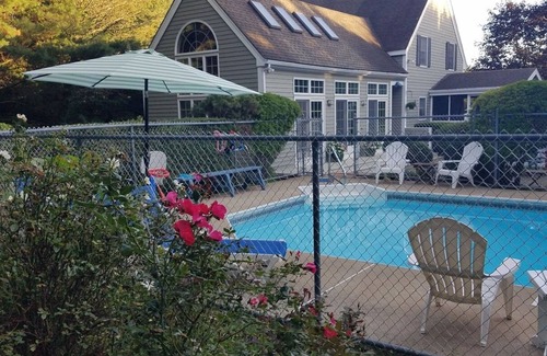 Haversham Casa | Relaxing private poolside retreat 5 minutes from the beach!