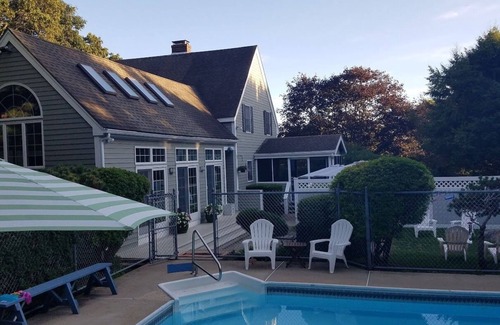 Haversham Casa | Relaxing private poolside retreat 5 minutes from the beach!