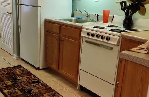 Pigeon Forge Condominio | Relaxing Quiet Condo- One block from the Parkway.