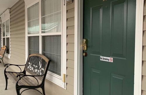 Pigeon Forge Condominio | Relaxing Quiet Condo- One block from the Parkway.