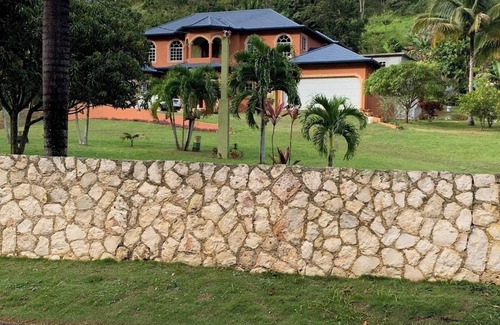 Seaford Town Casa | Relaxing retreat at Paradise Palms Estate. Minutes away from Appleton Estate.