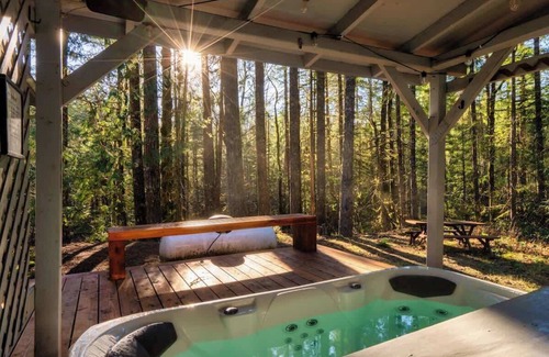 Zigzag Casa | Relaxing River Lodge Hot Tub Family Friendly