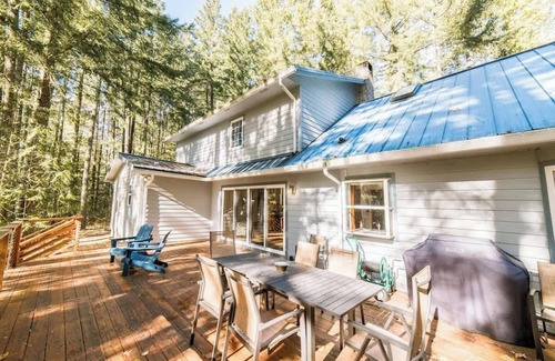 Zigzag Casa | Relaxing River Lodge Hot Tub Family Friendly