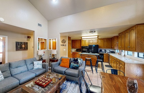 New Braunfels Casa | Relaxing riverfront home tucked away with shaded back deck/patio