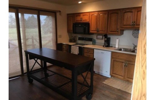 Canton Casa | Relaxing Riverview Cabin with Scenic Hot Tub