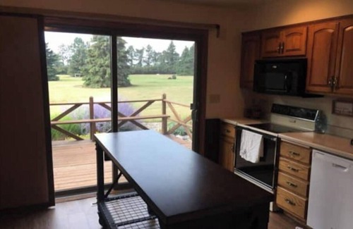 Canton Casa | Relaxing Riverview Cabin with Scenic Hot Tub