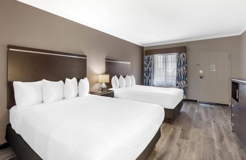 North Redondo Hotel | Relaxing Room w/Comfortable Bed + Spacious Layout Near Redondo Beach