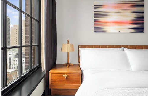 Central Park South Hotel | Relaxing Room w/ Rooftop Bar Views in Midtown Manhattan – 2 Blocks to Park